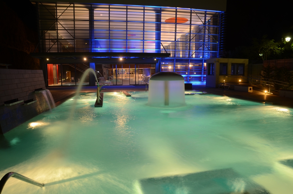 outdoor_pool_03.jpg