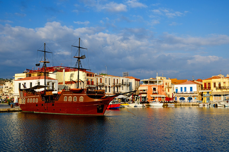 1-Old-harbour-in-city-of-Rethymno-Crete-Greece.jpg